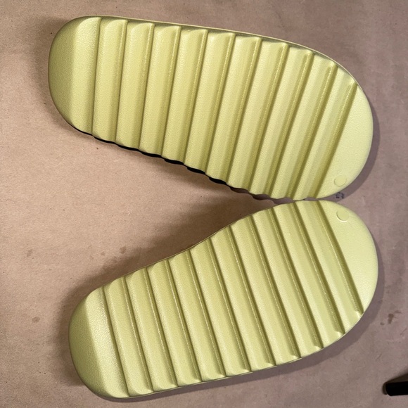 YEEZY SLIDES